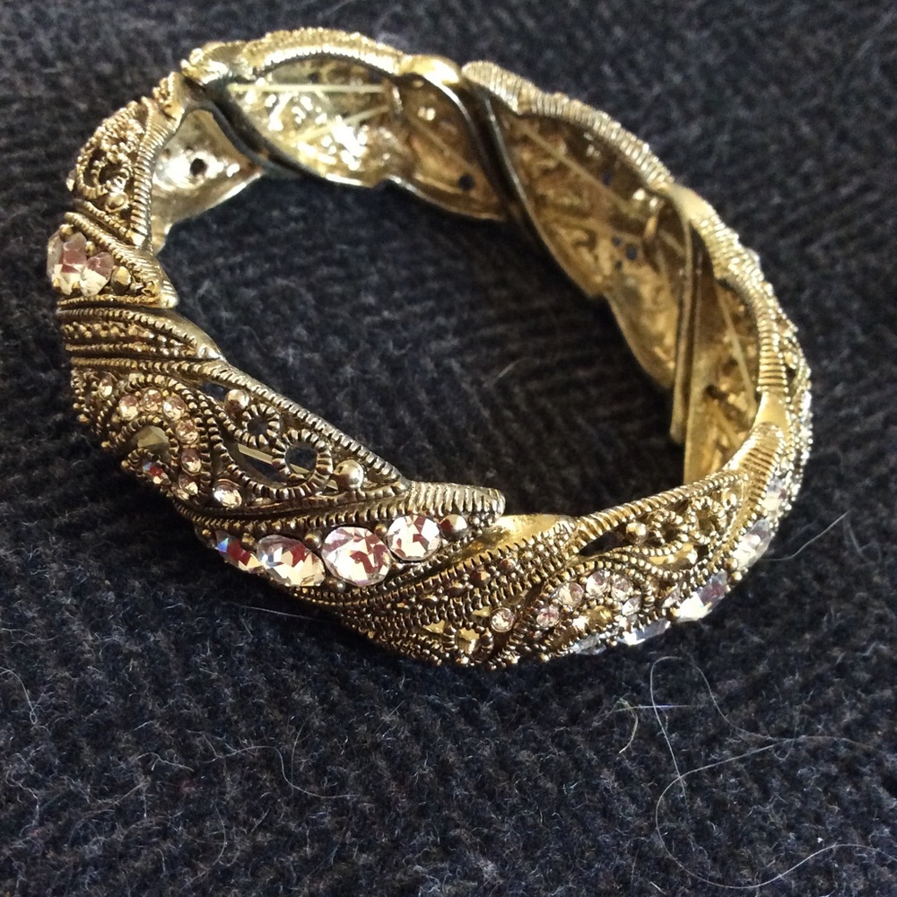 Costume jewelry stretch bracelet